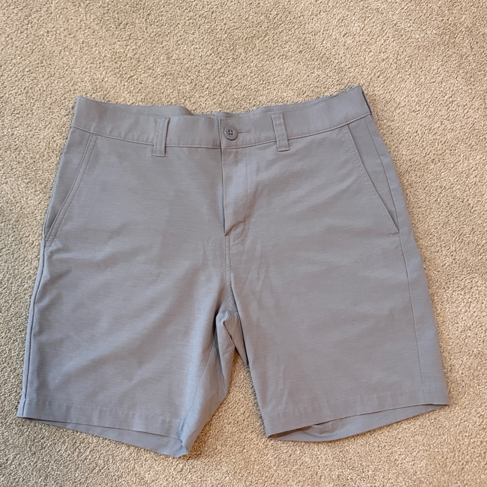 Travis Mathew Men’s Golf Shorts, light grey, size 32